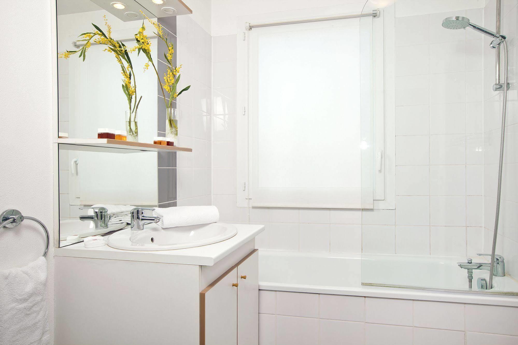Sejours & Affaires Caen Le Clos Beaumois Bagian luar foto